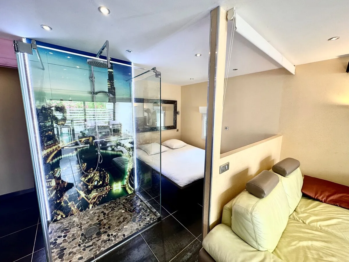 La chambre et son lit queen size