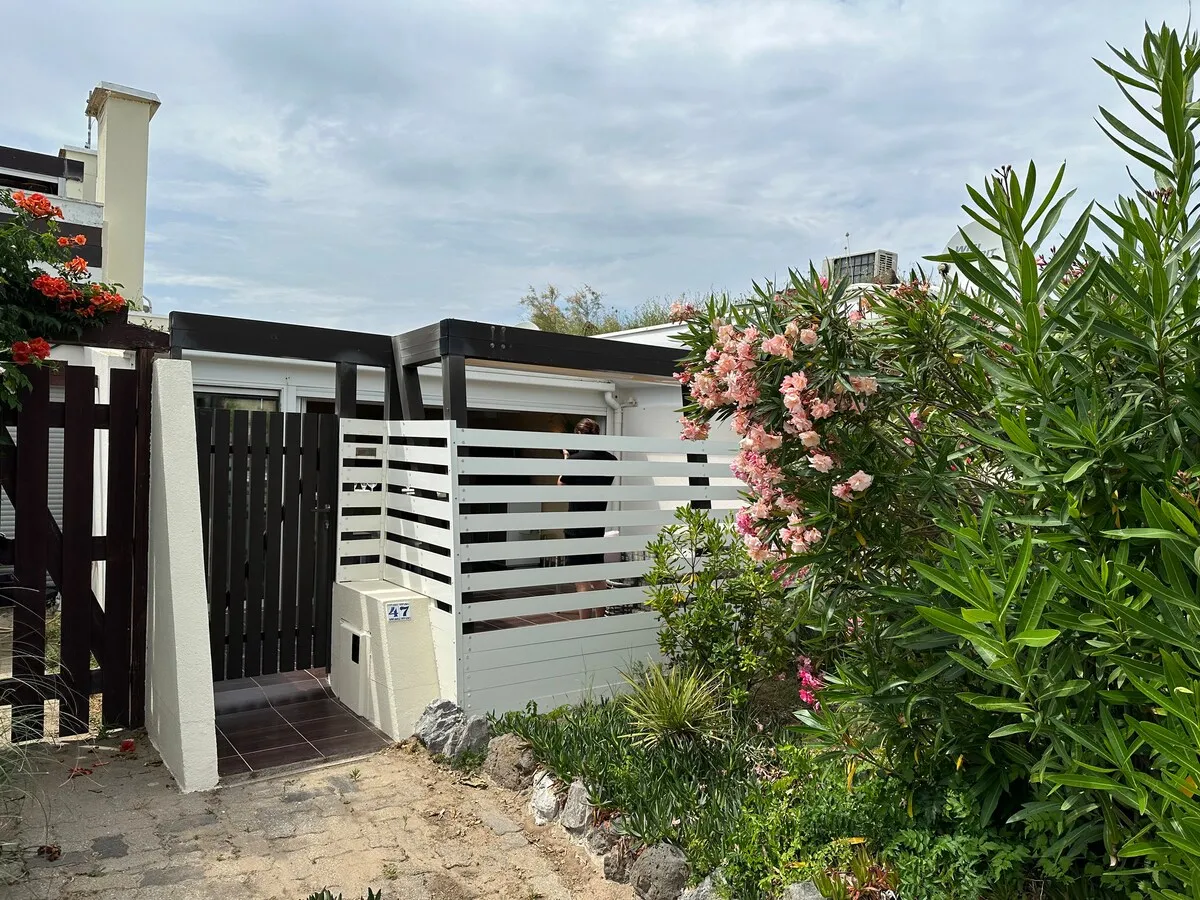 L'entrée de la villa, à l'abri des lauriers
