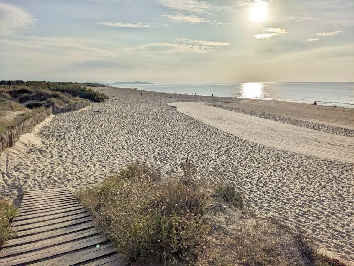 La plage naturiste au pied de la villa, au couchant