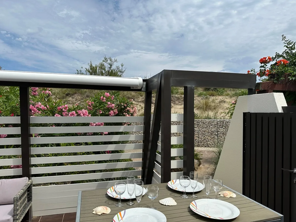 La table de la terrasse, face à la dune