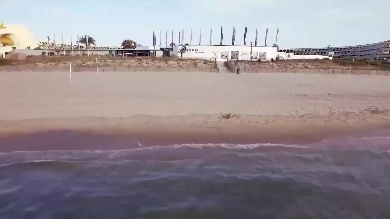 Le village naturiste du Cap d’Agde : la plage, les rues et les terrasses